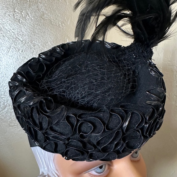 SMART 1940s\' BLACK FELT TILT HAT WITH SHINY BLACK TRIM + TALL FEATHERS